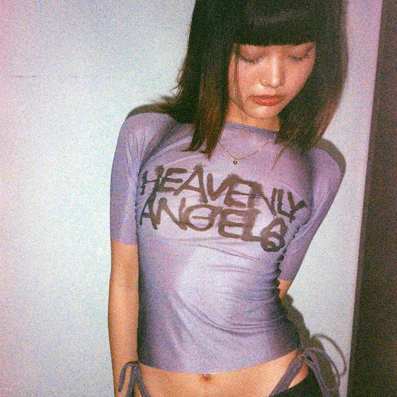 Y2K Letterพิมพ์ด้านบนดูผ่านกรา - Summer De Clothing บทวิจารณ์และราคา